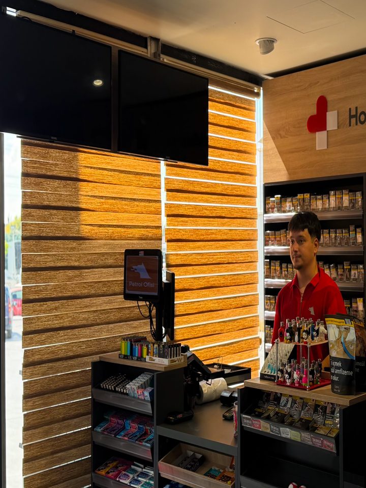 İstasyon marketinde kasa ve raflar