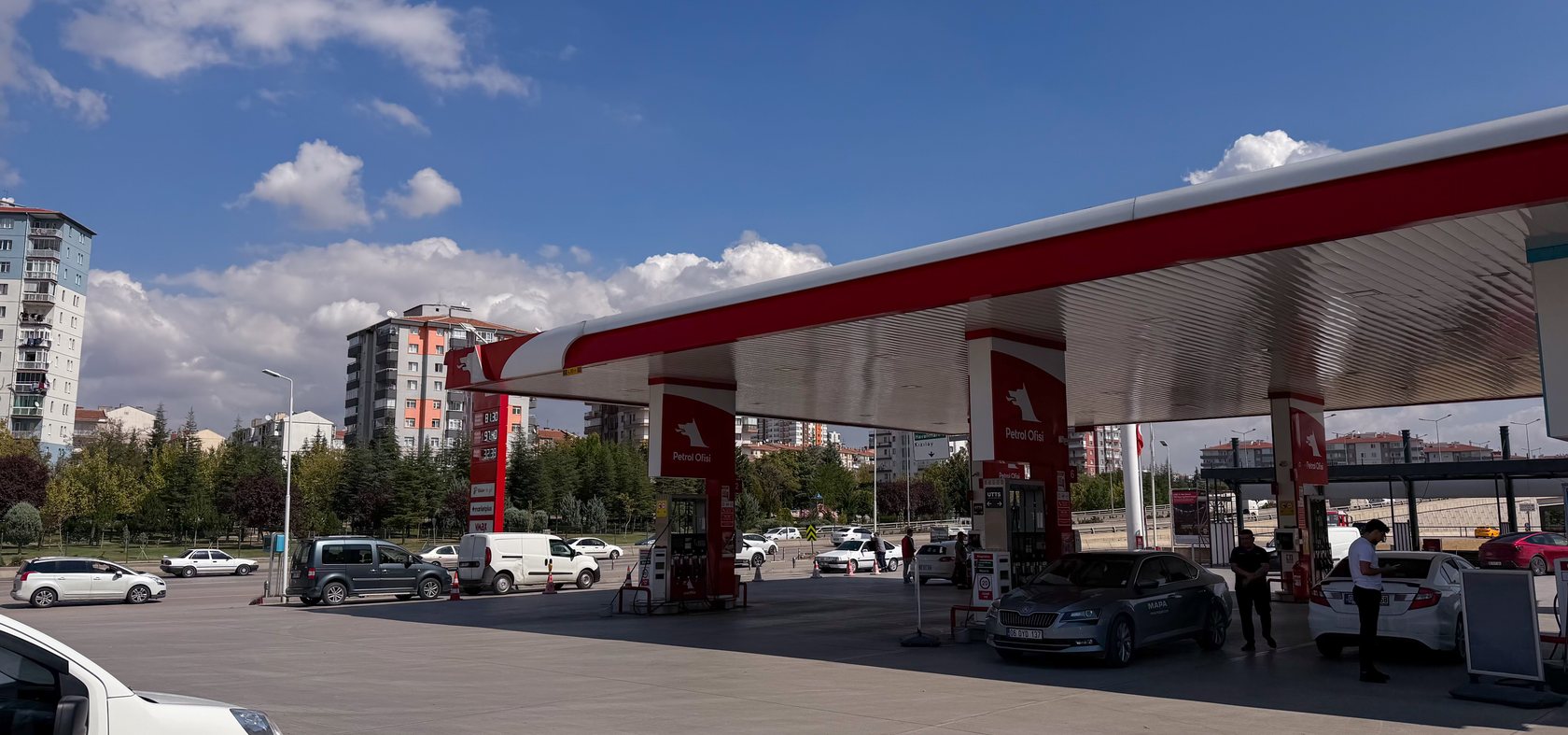 Eryılmazlar Petrol Ofisi istasyonunun dış görünümü